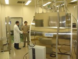 写真　装置を使用した研究風景